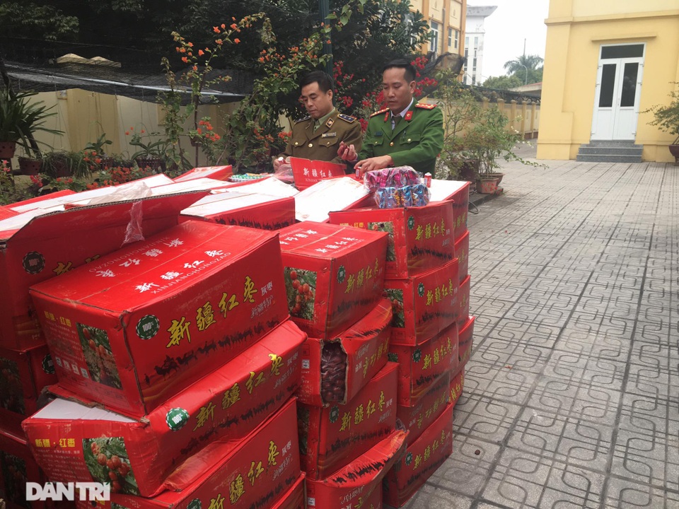 Bắt giữ 10 tấn bánh kẹo không rõ nguồn gốc tại bãi cảng Hà Nội - 5 Bắt giữ 10 tấn bánh kẹo không rõ nguồn gốc tại bãi cảng Hà Nội - 5