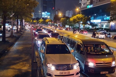 Hà Nội: Bị rào chắn làm hầm chui, đường Lê Văn Lương tắc nghiêm trọng