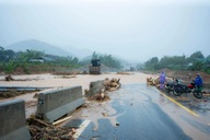 Hai tuyến giao thông Bắc - Nam qua Huế vẫn “tê liệt” do mưa lũ