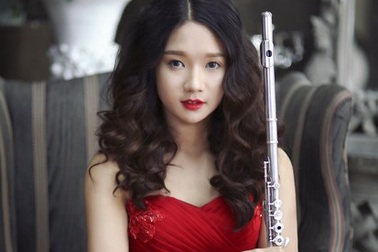 “Hot girl” sáo flute tâm sự Tết đầu xa nhà ở Thụy Điển