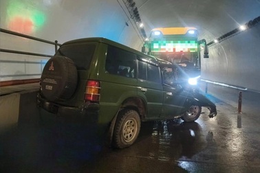 Xe giường nằm đối đầu ô tô con trong hầm Đèo Ngang, 2 người tử vong