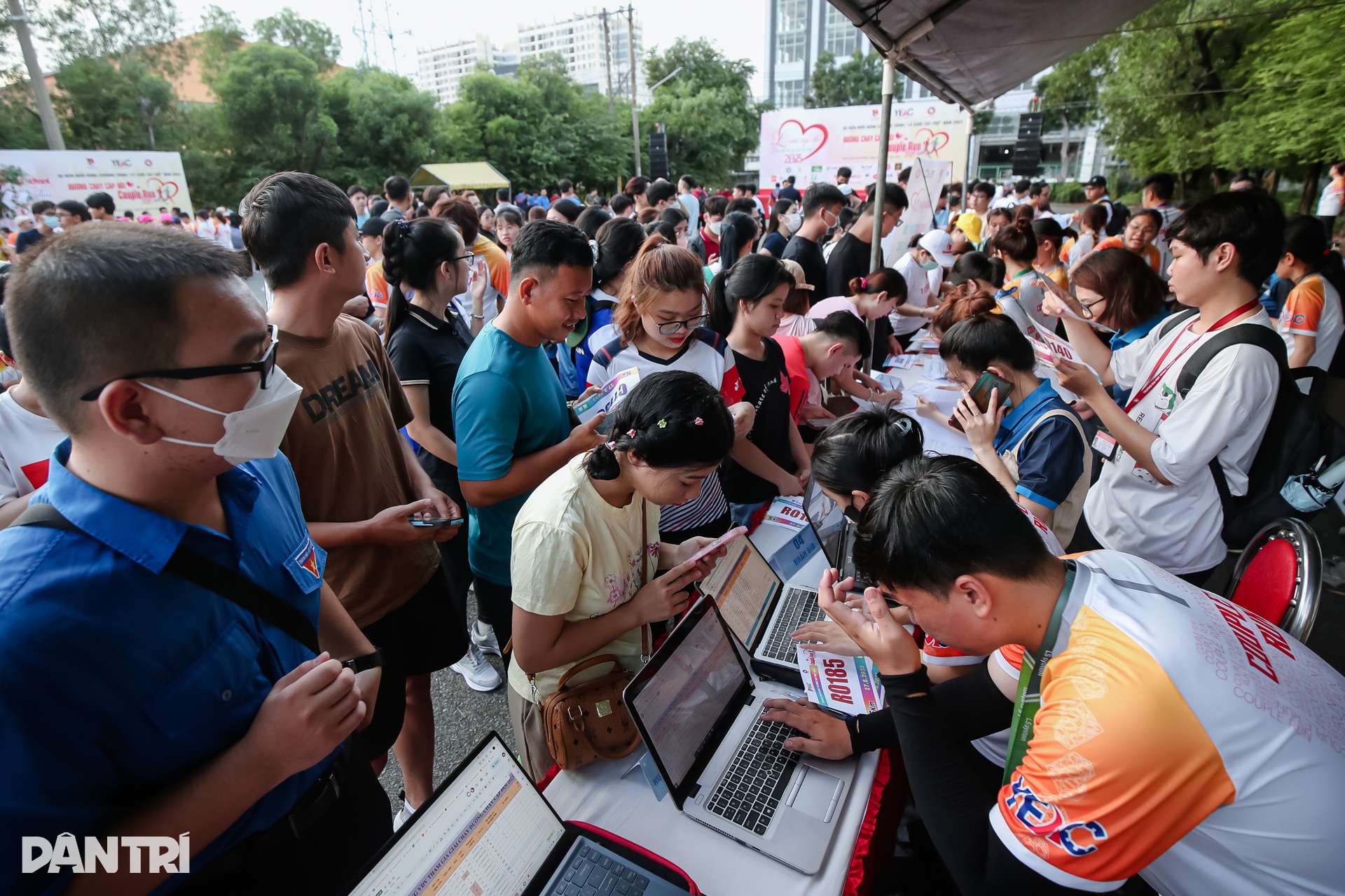 Hơn 1.000 cặp đôi chạy bộ gây quỹ làm lễ cưới cho người khó khăn ở TPHCM - 2 Hơn 1.000 cặp đôi chạy bộ gây quỹ làm lễ cưới cho người khó khăn ở TPHCM - 2