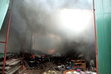 Cháy kho chứa đồ bảo ôn gần bến xe Nước Ngầm