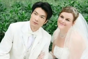 Chồng khiếm thị nghèo từng ngủ chuồng gia súc cưới vợ là tiến sĩ ở Mỹ