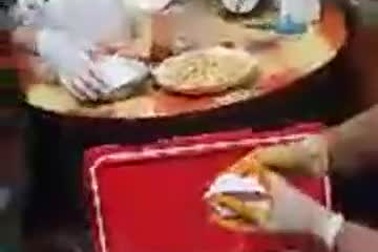 Nấu xôi sáng gửi cô trò trong khu cách ly