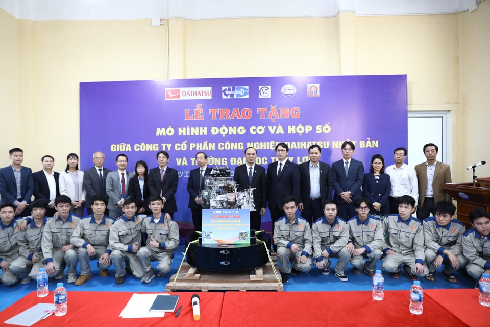 Nhật bản trao tặng mô hình động cơ và hộp số ô tô cho Trường Đại học Thủy lợi - 3 Nhật bản trao tặng mô hình động cơ và hộp số ô tô cho Trường Đại học Thủy lợi - 3