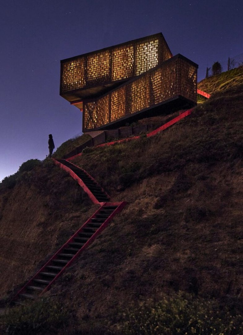 Ngôi nhà chênh vênh trên đỉnh núi có tầm nhìn thẳng ra Thái Bình Dương - 2