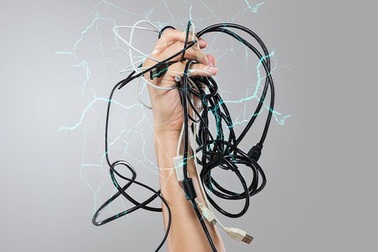 Cứu chồng bị điện giật, vợ tử vong thương tâm cùng chồng