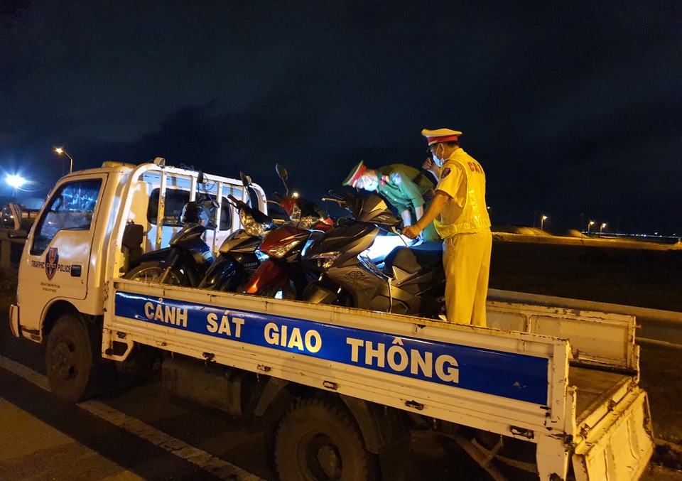 Thợ hồ mất toi cả tháng lương vì được chủ nhà mời 2 lít bia giải mỏi - 6 Thợ hồ mất toi cả tháng lương vì được chủ nhà mời 2 lít bia giải mỏi - 6