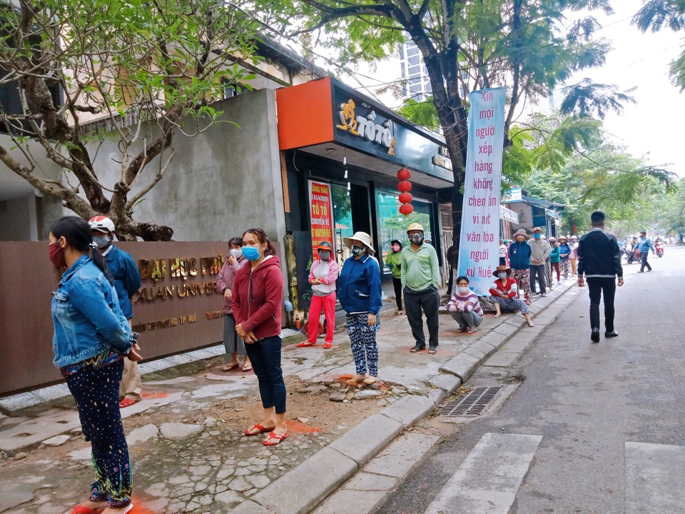 3 “cây ATM gạo” tại Huế “vật lộn” với lượng người đến quá đông - 1 3 “cây ATM gạo” tại Huế “vật lộn” với lượng người đến quá đông - 1