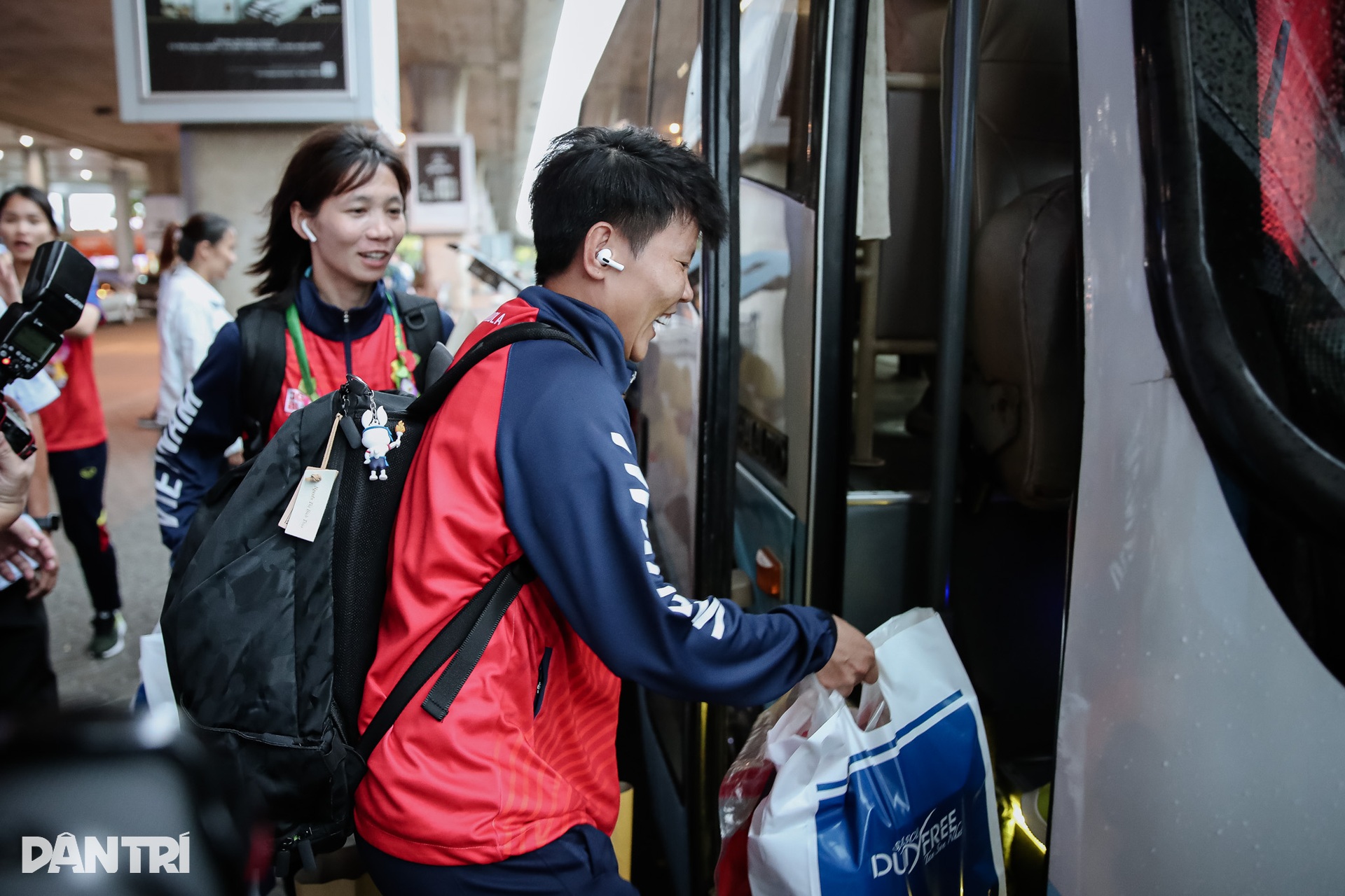 Tuyển nữ Việt Nam rạng rỡ trong ngày về nước  - 11