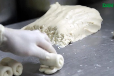 Tiệm bánh pía thu nhập 100 triệu đồng/tháng dịp cuối năm.