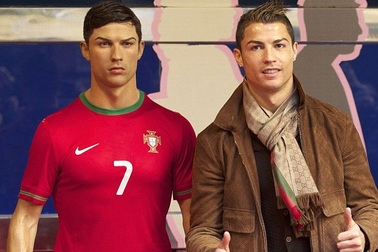 C.Ronaldo thuê người chăm sóc tóc cho…tượng sáp của mình