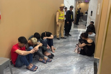 Đường dây mại dâm "khép kín" từ quán karaoke đến nhà nghỉ ở Hà Nội