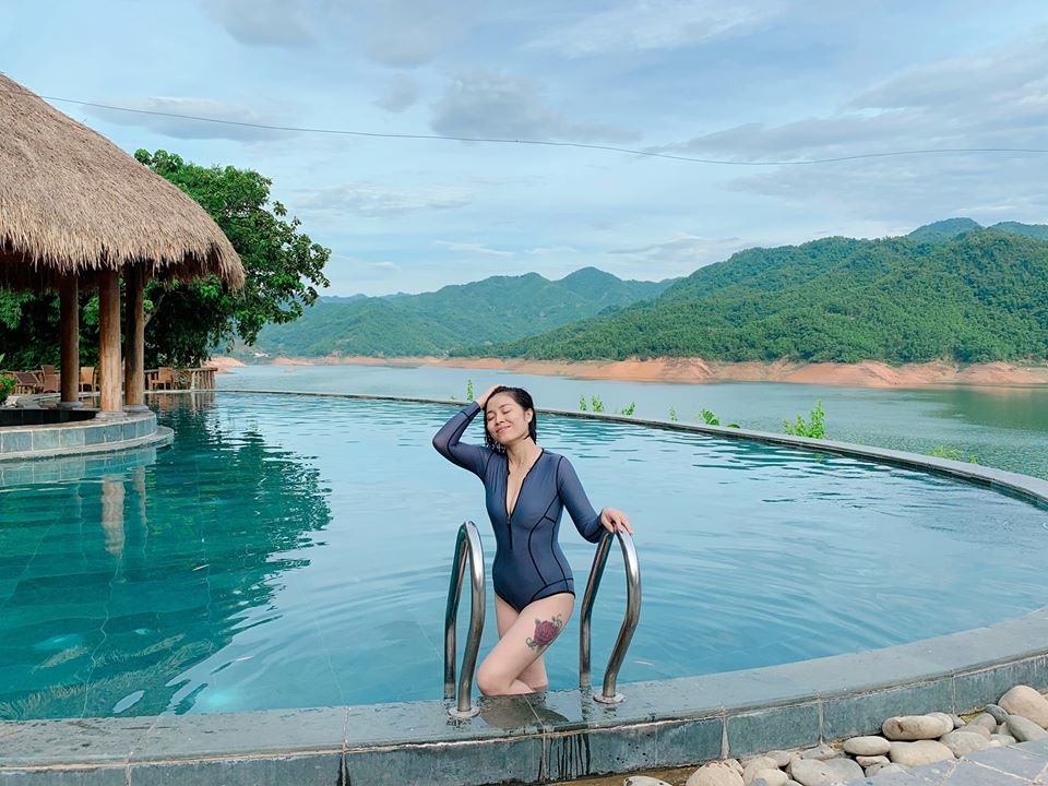 MC Hoàng Linh diện áo tắm, khoe thân hình gợi cảm ở hồ bơi - 4 MC Hoàng Linh diện áo tắm, khoe thân hình gợi cảm ở hồ bơi - 4