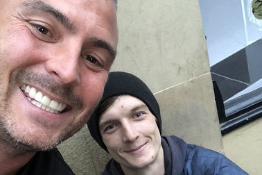 Xin tiền lẻ, người thanh niên vô gia cư được nhận hẳn một công việc