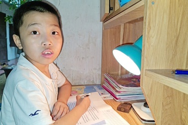 Cậu bé bị bệnh "tan máu bẩm sinh" vượt nghịch cảnh khát khao tới trường