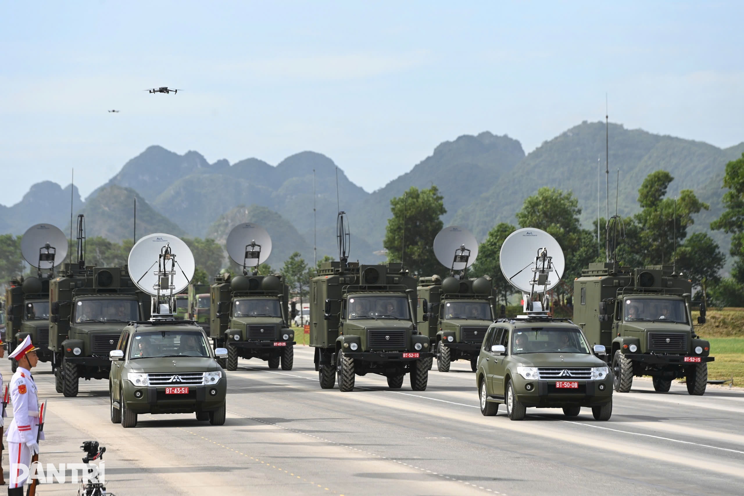Ngắm dàn xe tăng, tên lửa, UAV hợp luyện chuẩn bị cho lễ diễu binh - 11