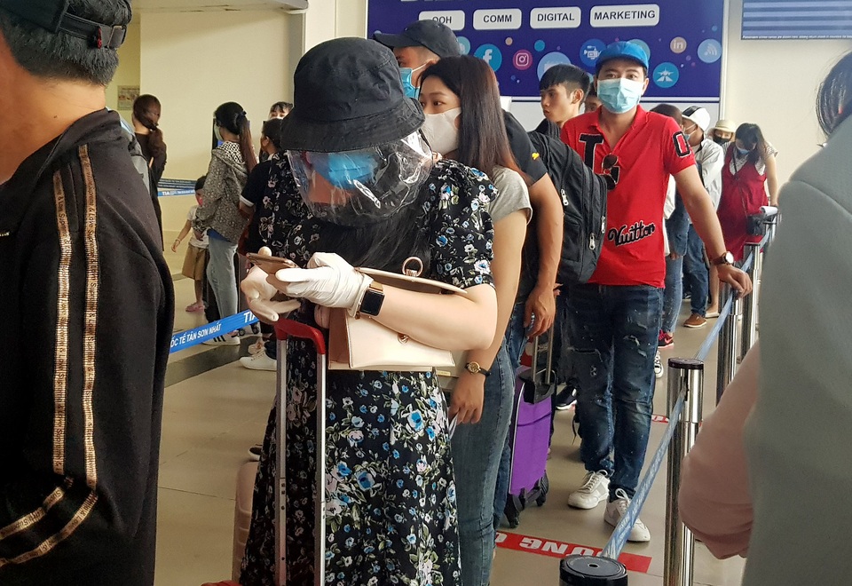 Sân bay Tân Sơn Nhất đông đúc .jpg Sân bay Tân Sơn Nhất đông đúc .jpg