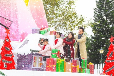 Châu Bùi cùng dàn sao Việt "check-in" tại cây măng độc đáo dịp Giáng sinh