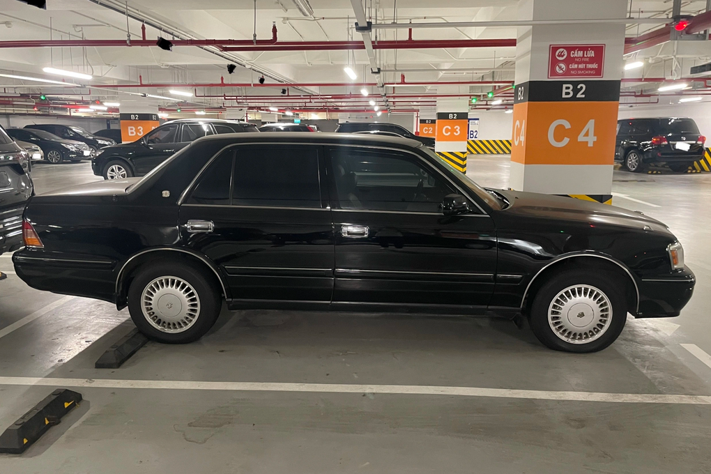 Toyota Crown 25 năm tuổi có giá đắt hơn Altis đời mới: Vang bóng một thời - 5 Toyota Crown 25 năm tuổi có giá đắt hơn Altis đời mới: Vang bóng một thời - 5