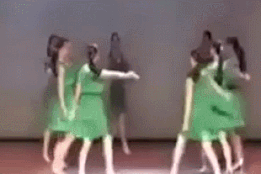 Clip "các nữ vũ công vừa múa vừa thay váy trên sân khấu" gây sốt tuần qua