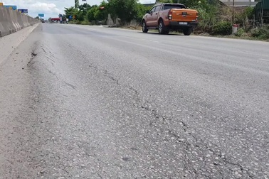 Quốc lộ 1A xuống cấp, sụt lún nham nhở