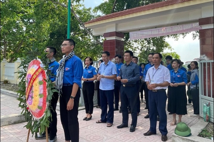 Lễ dâng hương tưởng nhớ các anh hùng liệt sĩ đã ngã xuống vì nền hòa bình của dân tộc ở nghĩa trang liệt sĩ xã Phúc Sơn.