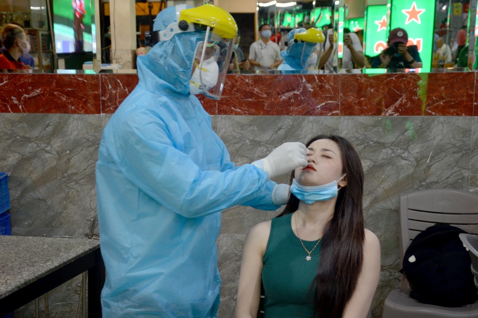 Khách nhậu bỏ dở ly bia xin xét nghiệm Covid-19 ngẫu nhiên - 1 Khách nhậu bỏ dở ly bia xin xét nghiệm Covid-19 ngẫu nhiên - 1