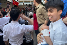 Tuấn Hưng, MONO hòa cùng dòng người xem diễu binh, còn bế con giúp khán giả