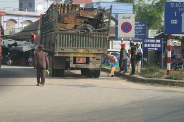 Tử vong vì bị xe container kéo lê hơn 50m