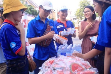 “Đàn em” lớp 11 đội nắng phát trái cây “tiếp sức” anh chị lớp 12 “vượt vũ môn”