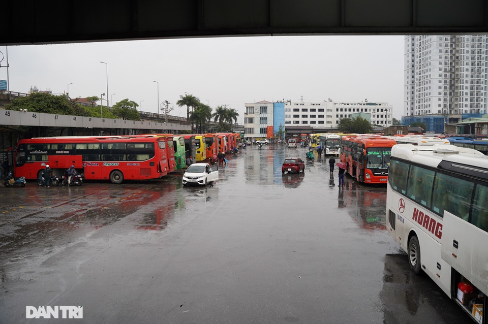 Hàng vạn người đội mưa về quê ăn Tết trong ngày làm việc cuối cùng của năm - 12 Hàng vạn người đội mưa về quê ăn Tết trong ngày làm việc cuối cùng của năm - 12