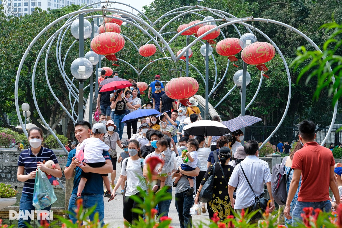 Công viên, hàng quán ở Hà Nội chật kín khách ngày đầu kỳ nghỉ lễ - 15 Công viên, hàng quán ở Hà Nội chật kín khách ngày đầu kỳ nghỉ lễ - 15
