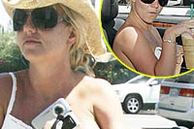 Britney lại gây sự chú ý nơi công cộng