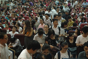Biển người chờ đợi trong giờ cuối của hạn xét tuyển đợt 1