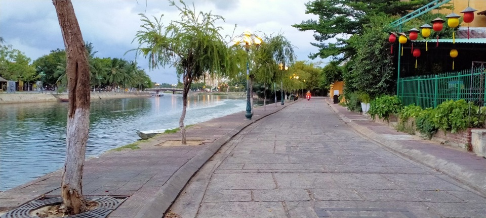 Phố cổ Hội An vắng lặng trong ngày đầu tạm dừng đón khách lưu trú - 9 Phố cổ Hội An vắng lặng trong ngày đầu tạm dừng đón khách lưu trú - 9