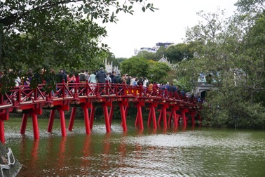 Cảnh lễ đền dưới mưa xuân tuyệt đẹp ở Hà Nội ngày mùng 1 Tết