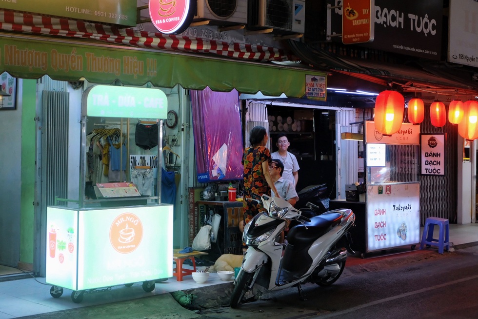 Phố ẩm thực Nguyễn Thượng Hiền đìu hiu: Chủ tiệm sống nhờ... bán online - 2 Phố ẩm thực Nguyễn Thượng Hiền đìu hiu: Chủ tiệm sống nhờ... bán online - 2