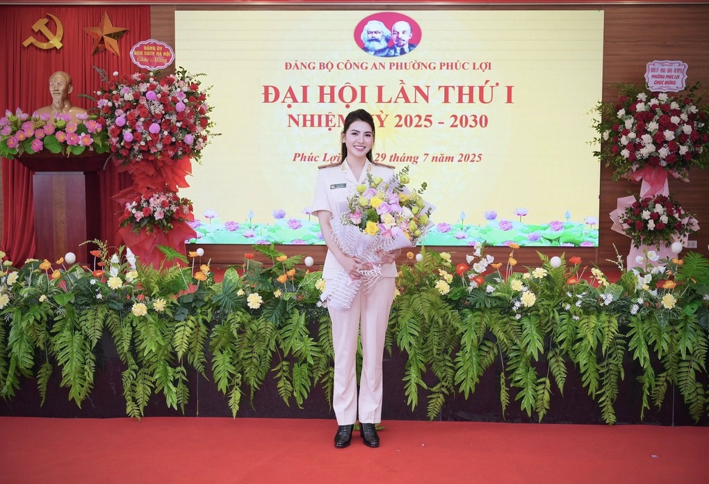 Đời thường của nữ chiến sĩ xinh đẹp nhập vai girl phố náo loạn hồ Gươm - 2 Đời thường của nữ chiến sĩ xinh đẹp nhập vai girl phố náo loạn hồ Gươm - 2
