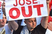 CĐV MU tức điên, đòi sa thải HLV Mourinho ngay lập tức