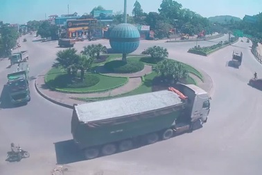 Tài xế xe ben và tình huống xử lý đầy khó hiểu khi vào vòng xuyến