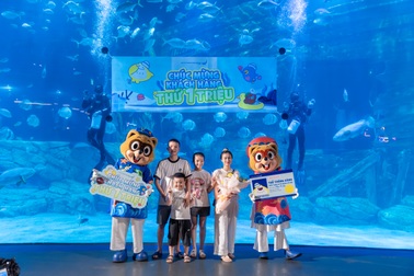 Thủy cung Lotte World Hà Nội đón vị khách thứ 1 triệu