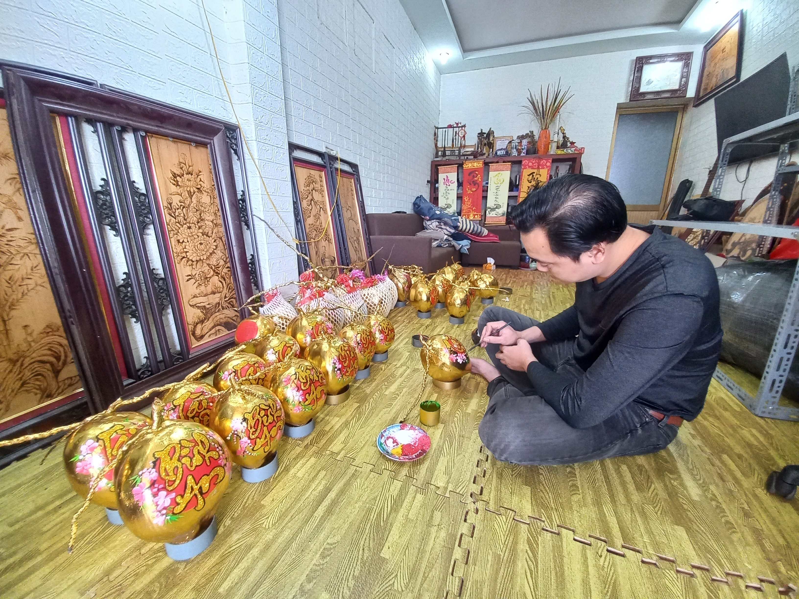 Thợ nghề thổi hồn vào dừa, bưởi dát vàng lóng lánh giáp Tết - 1