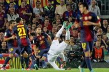 C. Ronaldo và Dani Alves dính chấn thương sau trận đại chiến