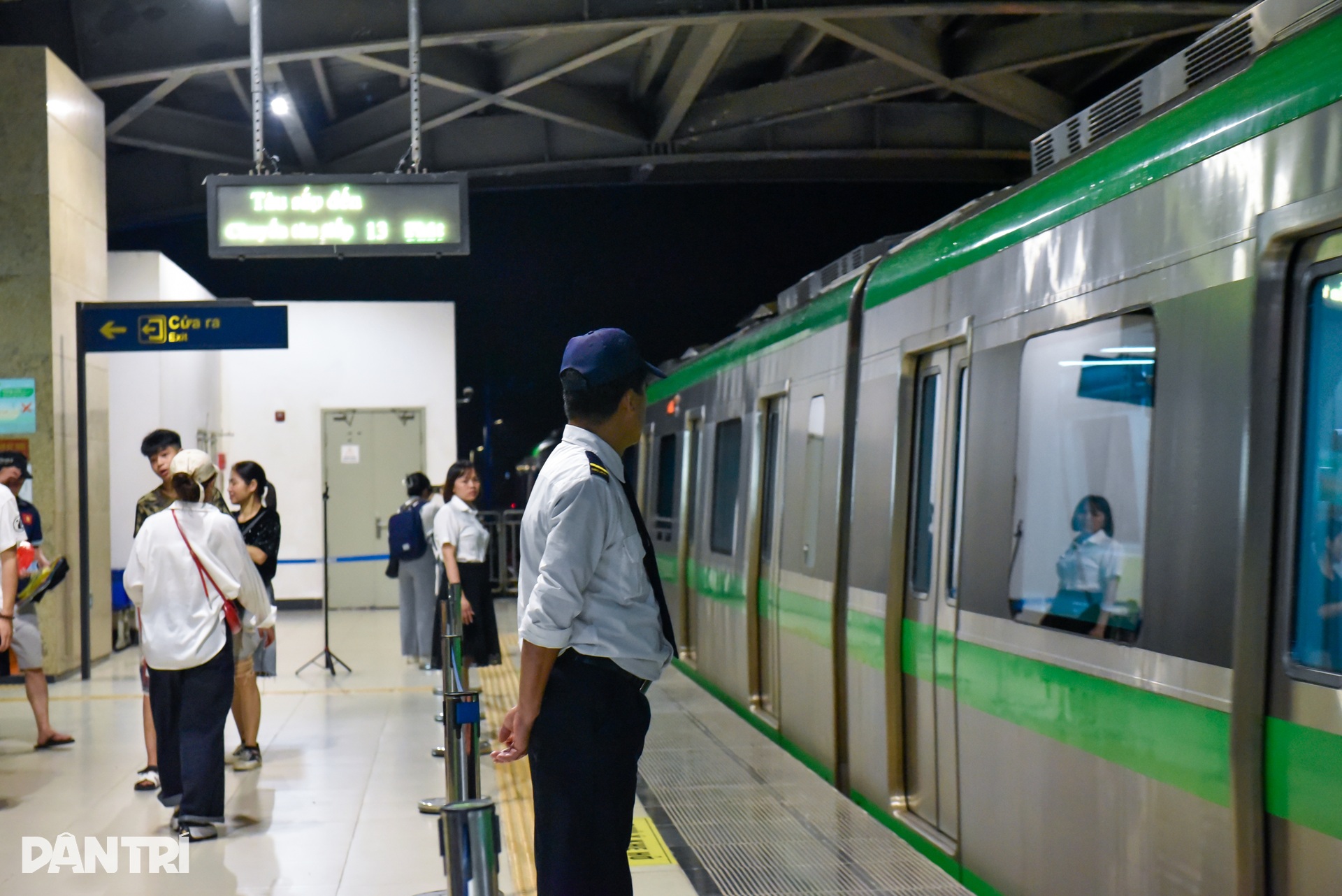 Hà Nội: Xuyên đêm nối những nhịp tàu rạo rực tình yêu đất nước - 12 Hà Nội: Xuyên đêm nối những nhịp tàu rạo rực tình yêu đất nước - 12