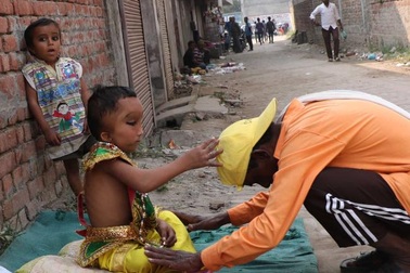 Cậu bé dị dạng được tôn làm "thánh thần"