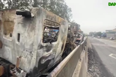 Hai xe đối đầu nhau rồi cháy rụi trên quốc lộ