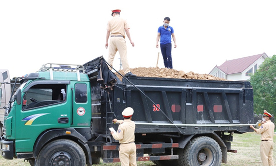 Phạt 100 triệu đồng đoàn xe chở quá khổ, quá tải - 1 Phạt 100 triệu đồng đoàn xe chở quá khổ, quá tải - 1
