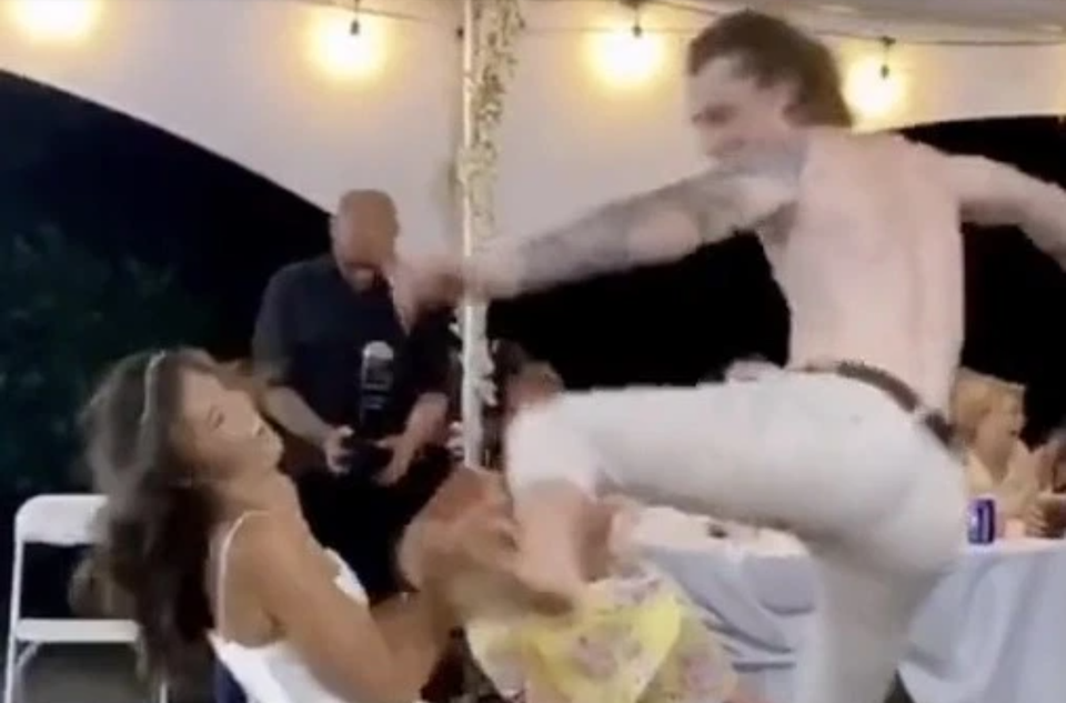 Khoảnh khắc khó đỡ: Chú rể đá thẳng vào mặt cô dâu khi đang nhảy nhót - 1